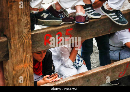 Pamplona, Espagne. Le 13 juillet, 2018. Les gens avant Jandilla taureaux de combat sur le quatrième bullrun du San Fermín à Pampelune, dans le nord de l'Espagne le 13 juillet 2018. Le 13 juillet, 2018. Chaque jour à 8h00 des centaines de personnes de race avec six taureaux, charge le long d'un bobinage, 848,6 mètres (plus d'un demi-mile) cours à travers des rues étroites de la ville, les arènes où les animaux sont tués dans une corrida ou corrida, pendant ce festival datant du moyen âge et comportant également des processions, danses folkloriques, concerts et de boire. ZUMA Wire/UN CRÉDIT : ZUMA Press, Inc./Alam Banque D'Images