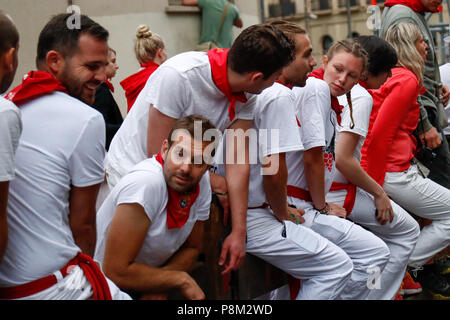 Pamplona, Espagne. Le 13 juillet, 2018. Les gens avant Jandilla taureaux de combat sur le quatrième bullrun du San Fermín à Pampelune, dans le nord de l'Espagne le 13 juillet 2018. Le 13 juillet, 2018. Chaque jour à 8h00 des centaines de personnes de race avec six taureaux, charge le long d'un bobinage, 848,6 mètres (plus d'un demi-mile) cours à travers des rues étroites de la ville, les arènes où les animaux sont tués dans une corrida ou corrida, pendant ce festival datant du moyen âge et comportant également des processions, danses folkloriques, concerts et de boire. ZUMA Wire/UN CRÉDIT : ZUMA Press, Inc./Alam Banque D'Images