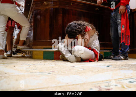 Pamplona, Espagne. Le 13 juillet, 2018. Une fille dormir Jandilla taureaux de combat sur le quatrième bullrun du San Fermín à Pampelune, dans le nord de l'Espagne le 13 juillet 2018. Le 13 juillet, 2018. Chaque jour à 8h00 des centaines de personnes de race avec six taureaux, charge le long d'un bobinage, 848,6 mètres (plus d'un demi-mile) cours à travers des rues étroites de la ville, les arènes où les animaux sont tués dans une corrida ou corrida, pendant ce festival datant du moyen âge et comportant également des processions, danses folkloriques, concerts et de boire. Fil Zuma Zuma Crédit : Press, Inc./Alam Banque D'Images