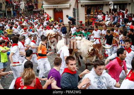 Pamplona, Espagne. Le 13 juillet, 2018. Les participants courent à côté de Jandilla taureaux de combat sur le quatrième bullrun du San Fermín à Pampelune, dans le nord de l'Espagne le 13 juillet 2018. Le 13 juillet, 2018. Chaque jour à 8h00 des centaines de personnes de race avec six taureaux, charge le long d'un bobinage, 848,6 mètres (plus d'un demi-mile) cours à travers des rues étroites de la ville, les arènes où les animaux sont tués dans une corrida ou corrida, pendant ce festival datant du moyen âge et comportant également des processions, danses folkloriques, concerts et de boire. Credit : ZUMA Press, Inc./Alamy Banque D'Images