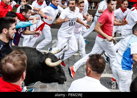 Pamplona, Espagne. Le 13 juillet, 2018. Les participants courent à côté de Jandilla taureaux de combat sur le quatrième bullrun du San Fermín à Pampelune, dans le nord de l'Espagne le 13 juillet 2018. Le 13 juillet, 2018. Chaque jour à 8h00 des centaines de personnes de race avec six taureaux, charge le long d'un bobinage, 848,6 mètres (plus d'un demi-mile) cours à travers des rues étroites de la ville, les arènes où les animaux sont tués dans une corrida ou corrida, pendant ce festival datant du moyen âge et comportant également des processions, danses folkloriques, concerts et de boire. Credit : ZUMA Press, Inc./Alamy Banque D'Images