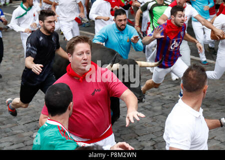 Pamplona, Espagne. Le 13 juillet, 2018. Les participants courent à côté de Jandilla taureaux de combat sur le quatrième bullrun du San Fermín à Pampelune, dans le nord de l'Espagne le 13 juillet 2018. Le 13 juillet, 2018. Chaque jour à 8h00 des centaines de personnes de race avec six taureaux, charge le long d'un bobinage, 848,6 mètres (plus d'un demi-mile) cours à travers des rues étroites de la ville, les arènes où les animaux sont tués dans une corrida ou corrida, pendant ce festival datant du moyen âge et comportant également des processions, danses folkloriques, concerts et de boire. Credit : ZUMA Press, Inc./Alamy Banque D'Images