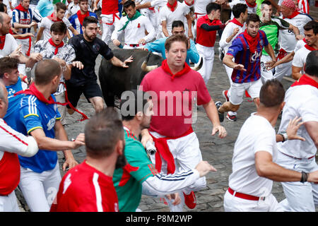 Pamplona, Espagne. Le 13 juillet, 2018. Les participants courent à côté de Jandilla taureaux de combat sur le quatrième bullrun du San Fermín à Pampelune, dans le nord de l'Espagne le 13 juillet 2018. Le 13 juillet, 2018. Chaque jour à 8h00 des centaines de personnes de race avec six taureaux, charge le long d'un bobinage, 848,6 mètres (plus d'un demi-mile) cours à travers des rues étroites de la ville, les arènes où les animaux sont tués dans une corrida ou corrida, pendant ce festival datant du moyen âge et comportant également des processions, danses folkloriques, concerts et de boire. Credit : ZUMA Press, Inc./Alamy Banque D'Images