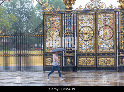 Warrington, Cheshire, Royaume-Uni. Le 13 juillet, 2018. À la suite d'une canicule qui a duré plusieurs semaines, les habitants de Warrington dans le Cheshire se réveilla pour trouver leur chemin au travail et à l'école serait humide après une nuit de pluie Crédit : John Hopkins/Alamy Live News Banque D'Images