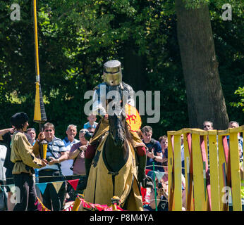 Joutes médiévales, Le Palais de Linlithgow, Ecosse, Royaume-Uni. HES été, des animations par Les Amis d'Onno equine stunt team. Un chevalier à cheval se prépare à la joute Banque D'Images