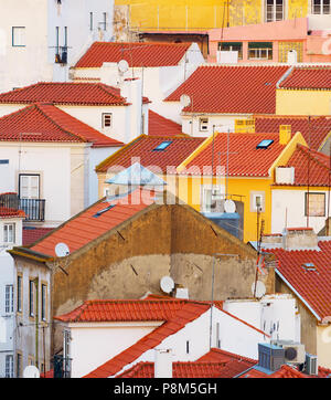 La vieille ville de Lisbonne, l'architecture traditionnelle. L'arrière-plan. Portugal Banque D'Images