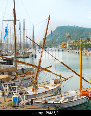 Vue d'un célèbre port de plaisance Port Vell de Barcelone avec voiliers dans l'avant-plan. Espagne Banque D'Images