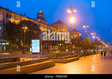 KIEV, UKRAINE - le 13 juin 2018 : par Khreschatyc street. Est la rue principale Khreshchatyk de Kiev - la capitale de l'Ukraine. Banque D'Images