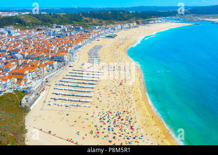 Les gens de la plage sur l'océan dans une journée d'été. Caldas da Rainha, Portugal Banque D'Images