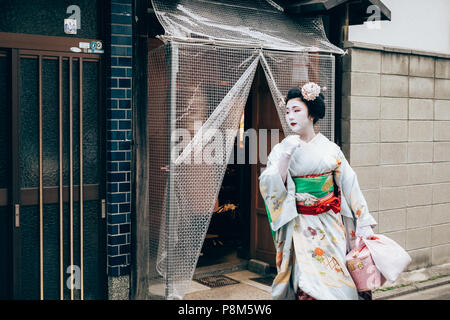 La beauté d'une geisha dans le streeets de Kyoto, Japon Banque D'Images