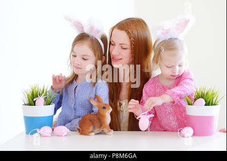 Adorable petite filles et sa mère portant des oreilles de lapin le jour de Pâques Banque D'Images