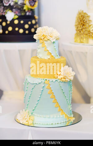 Fantaisie vert délicieux gâteau de mariage décoré de fleurs Banque D'Images