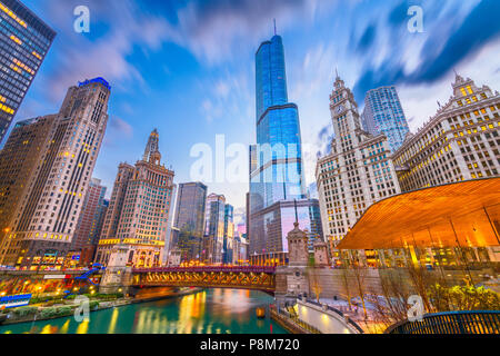 Chicago, Illinois, USA cityscape sur la rivière au crépuscule. Banque D'Images