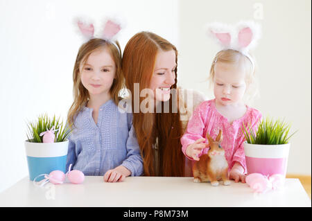 Adorable petite filles et sa mère portant des oreilles de lapin le jour de Pâques Banque D'Images