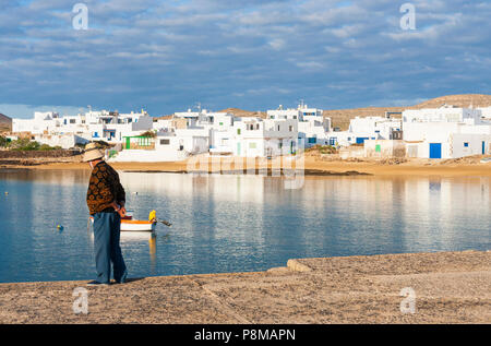 Le pêcheur local avec coiffe traditionnelle pour protéger du soleil et du vent sur La Graciosa Island près de Lanzarote, îles Canaries, Espagne Banque D'Images