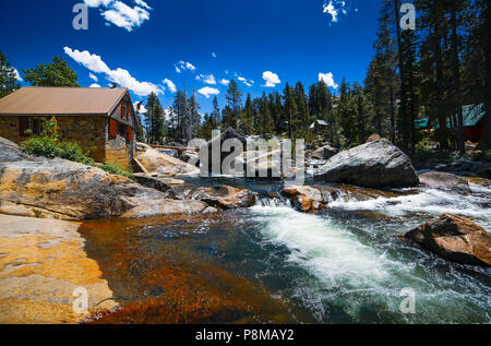 Californie cabin by the mountain river Banque D'Images