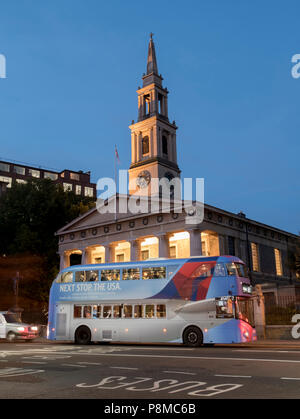 L'Europe, Royaume-Uni, Angleterre, Londres, Waterloo St John's Church bus crépuscule Banque D'Images