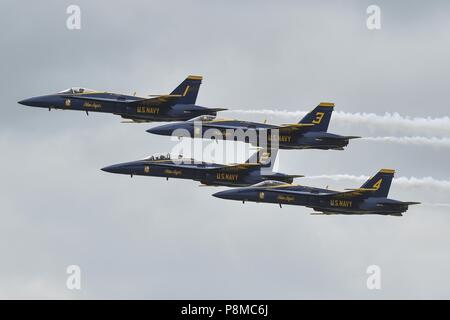 180623-N-UK306-1192 Dayton, Ohio (23 juin 2018) l'escadron de démonstration en vol de la Marine américaine, les Blue Angels, effectuer au cours de l'Vectren Spectacle aérien de Dayton de Dayton, Ohio, le 24 juin 2018. Les Anges bleus sont tenues de remplir plus de 60 manifestations à plus de 30 endroits à travers les États-Unis et le Canada en 2018. (U.S. Photo par marine Spécialiste de la communication de masse 2e classe Timothy Schumaker/relâché). () Banque D'Images