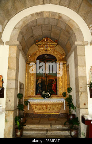 Crucifix et de l'autel à l'intérieur de l'église Monte do Calvario, Vila Praia de Ancora, la province du Minho, au nord du Portugal Banque D'Images