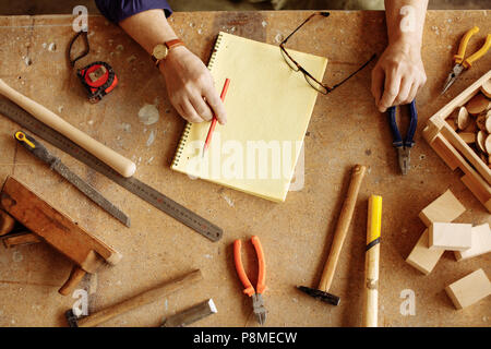 Différents outils du menuisier, couché sur le bureau en bois. top la photo en gros plan. Banque D'Images