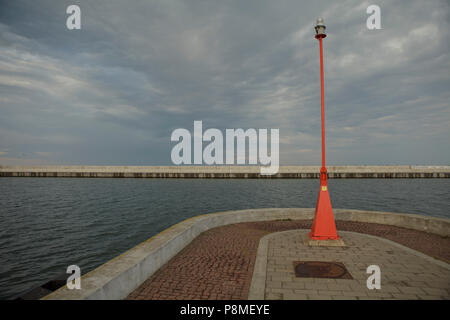 Ciel gris foncé sur un port de la mer rouge, nagationa lanterne sur le côté droit, juillet en Europe Banque D'Images