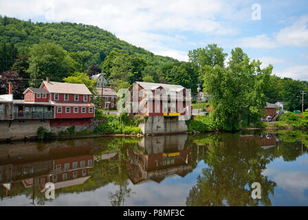 Chambres donnant sur la rivière Deerfield, Shelburne Falls, Comté de Franklin, Massachusetts, USA Banque D'Images