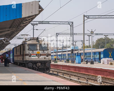 Madurai, Inde - le 10 mars 2018 : Les passagers qui quittent un train juste arrivé de Chennai, la principale ville de l'Etat du Tamil Nadu Banque D'Images