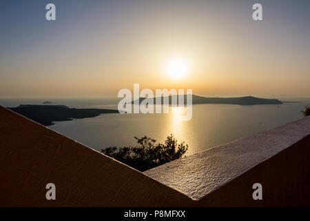 Incroyablement élevé sur scène romantique au coucher du soleil de Santorin. Fira, Grèce, à partir de ci-dessus. Golden hour incroyable vue du chemin d'accès public à pied vers volcan de th Banque D'Images