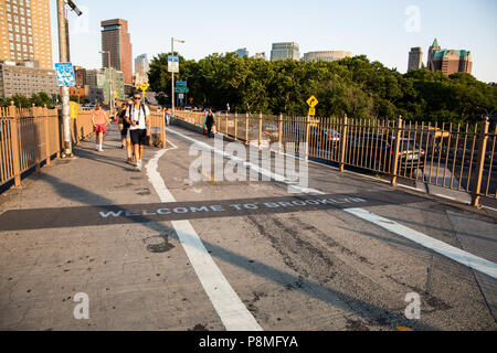 New York, ville / USA - 10 juil 2018 : Bienvenue à Brooklyn signe sur le pont de Brooklyn au coucher du soleil Banque D'Images