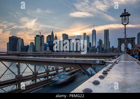 New York, ville / USA - 10 juil 2018 : Coucher de Manhattan vue sur le pont de Brooklyn Banque D'Images