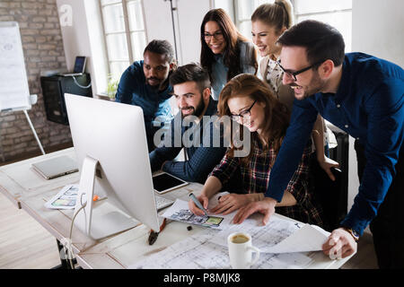 Les jeunes architectes travaillant sur le projet in office Banque D'Images