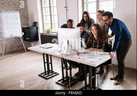 Les jeunes architectes travaillant sur le projet in office Banque D'Images