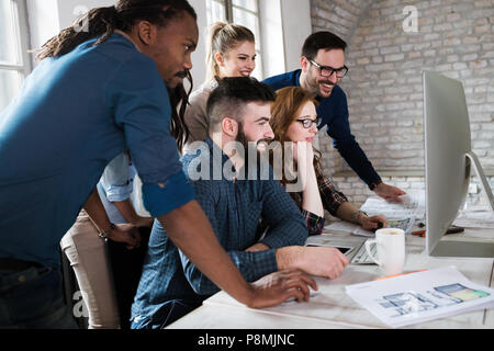 Les jeunes architectes travaillant sur le projet in office Banque D'Images