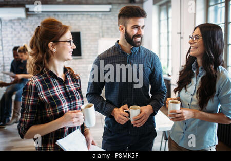 Portrait d'architectes ayant discussion in office Banque D'Images