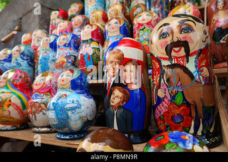 Poupée Matriochka traditionnelle peinte avec la figure du Président américain Donald Trump Première Dame Melania et leur fils Barron dans une stalle de souvenirs dans la ville de Kiev, capitale de l'Ukraine Banque D'Images