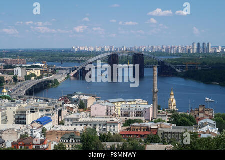 Vue sur le pont ou Podilsko-Voskresenskyi Podilskyi Metro pont à travers la rivière Dniepr Podil connexion sur le quartier Rive droite avec Voskresenka Raiduzhnyi masyv et sur la rive gauche de la ville de Kiev, capitale de l'Ukraine Banque D'Images