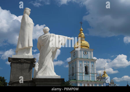 Vue sur les statues de Saint Cyril et de Methodius sur la place Saint-Michel, avec l'entrée du monastère en dôme doré de Saint-Michel dans la ville de Kiev ou capitale de Kiev de l'Ukraine Banque D'Images