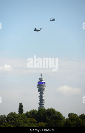 Deux hélicoptères de l'US Marine Corps voler au-dessus de la Telecom Tower à Londres en tant que Président américain Donald Trump voyages de l'aéroport de Stansted à la résidence de l'ambassadeur US à Regent's Park où il passe la nuit de mercredi. Banque D'Images