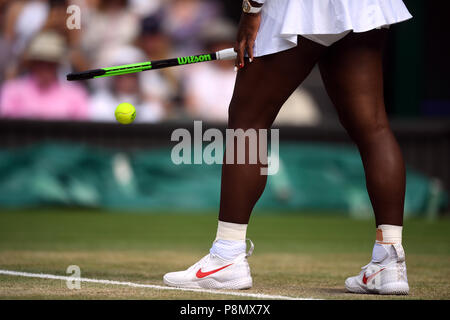 Serena Williams rebondit le ballon alors qu'elle se prépare à servir le dixième jour des championnats de Wimbledon au All England Lawn tennis and Croquet Club, Wimbledon.APPUYEZ SUR ASSOCIATION photo.Date de la photo: Jeudi 12 juillet 2018.Voir PA Story tennis Wimbledon.Le crédit photo devrait se lire: Neil Hall/PA Wire.RESTRICTIONS : usage éditorial uniquement.Aucune utilisation commerciale sans le consentement écrit préalable de l'AELTC.Utilisation d'images fixes uniquement - aucune image mobile à émuler.Pas de superposition ou de suppression des logos de sponsor/annonce.Pour plus d'informations, appelez le +44 (0)1158 447447. Banque D'Images
