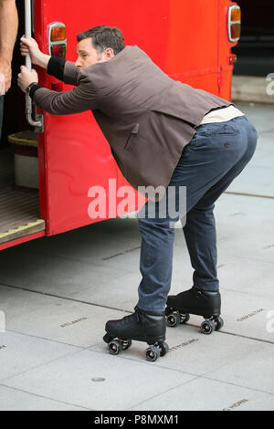 Alex Jones et Matt Baker recréant Michael Crawford de stunt bus 'certaines mères Do 'Ave 'em'. Michael Crawford est invité ce soir sur la BBC l'un Show - London avec : Matt Baker Où : London, Royaume-Uni Quand : 11 juin 2018 Source : WENN.com Banque D'Images