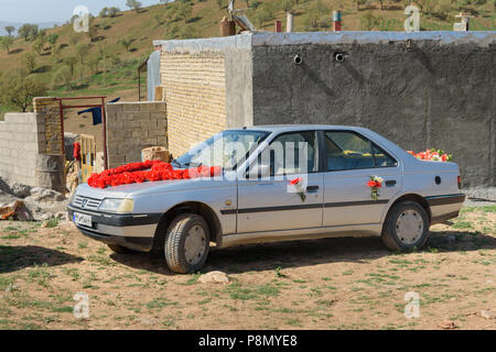 La province du Lorestan, Iran - avril 1, 2018 : voiture décorée iranienne pour la cérémonie du mariage dans le village Banque D'Images