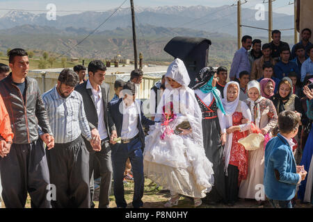 La province du Lorestan, Iran - avril 1, 2018 : Cérémonie de mariage Lurish dans le village. Banque D'Images