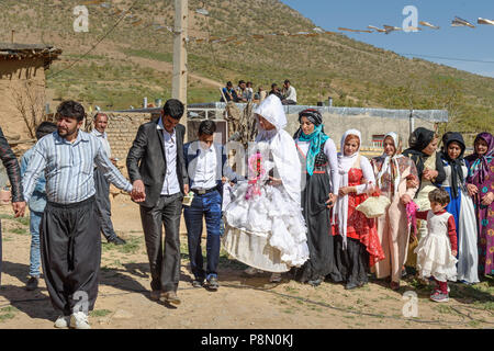 La province du Lorestan, Iran - avril 1, 2018 : Cérémonie de mariage Lurish dans le village. Banque D'Images