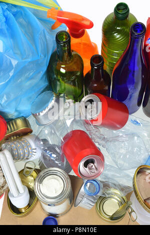 Les déchets constitués de canettes, bouteilles en plastique, bouteille de verre, carton, canettes, « tetrabrik » et l'ampoule Banque D'Images