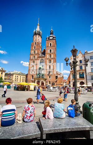 Cracovie - 18 juin : les touristes assis sur la place principale de Cracovie le 18 juin. 2016 en Pologne Banque D'Images