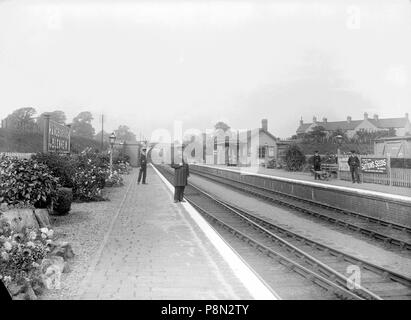 La gare de Long Hanborough, Oxfordshire, 1920. Artiste : Henry raillerie. Banque D'Images