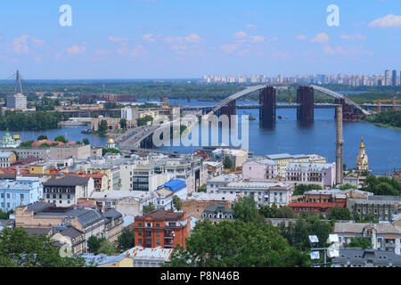 Vue sur le pont ou Podilsko-Voskresenskyi Podilskyi Metro pont à travers la rivière Dniepr Podil connexion sur le quartier Rive droite avec Voskresenka Raiduzhnyi masyv et sur la rive gauche de la ville de Kiev, capitale de l'Ukraine Banque D'Images