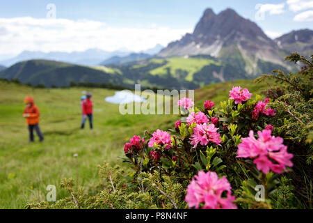 Mère et fils randonnées près du lac Wackerer avec une réflexion, dans l'arrière-plan le Sass de Putia, Dolomites, Italie, Tyrol du Sud, Bolzano Banque D'Images