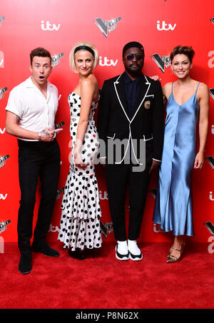 Danny Jones (à gauche), Pixie Lott (deuxième à gauche), will.i.am, et Emma Willis (droite) participant à un photocall pour lancer la voix des enfants, chez Madame Tussauds à Londres. Banque D'Images