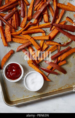 Frites de patate douce avec sauces Banque D'Images